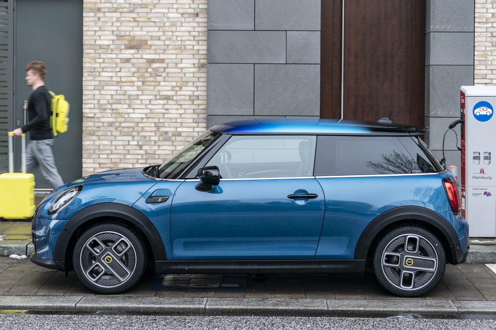 Foto do veículo elétrico Mini Cooper S Electric azul.