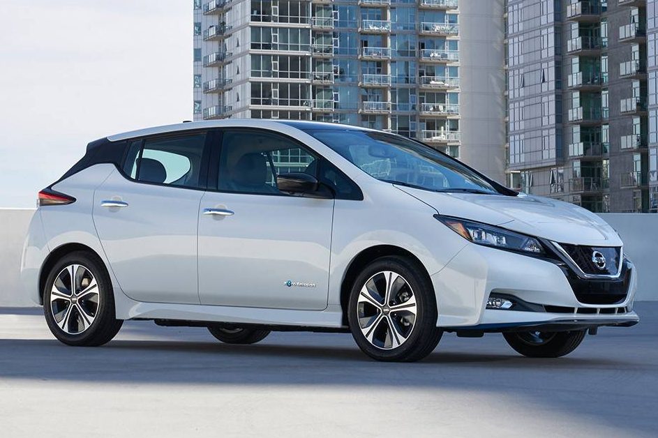 Foto do veículo elétrico Nissan Leaf branco.