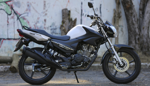 Foto Yamaha YBR 150 Factor preta com detalhes prateados