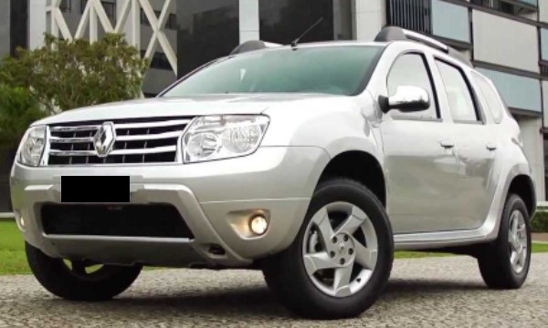 Foto do Renault Duster 2012 prateado estacionado, vista dianteira.