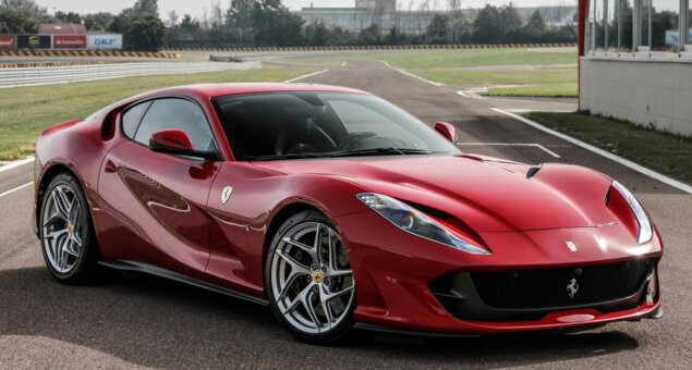 Foto de uma Ferrari 812 Superfast vermelha.