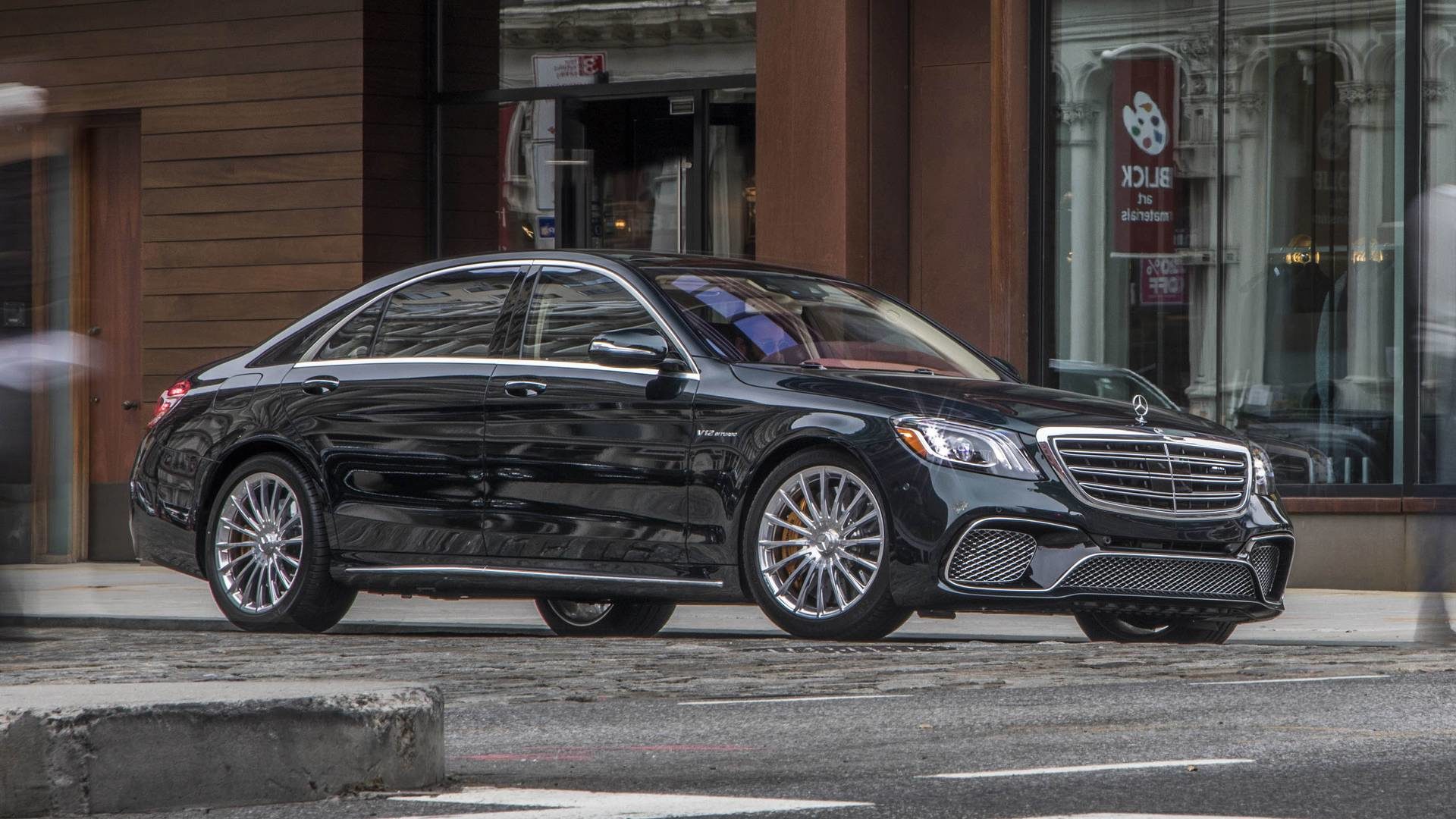 Foto de um Mercedes-Benz S65 preto.