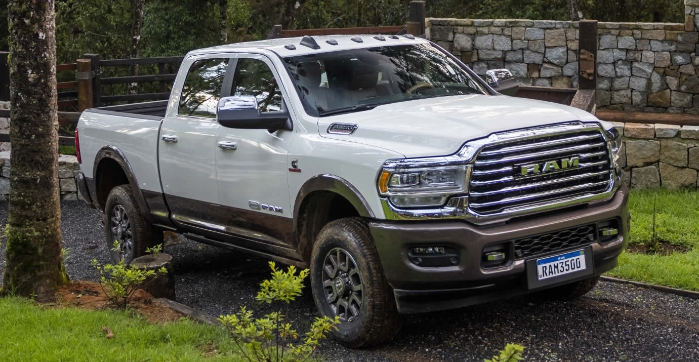 Foto de uma caminhonete RAM 3500 branca.