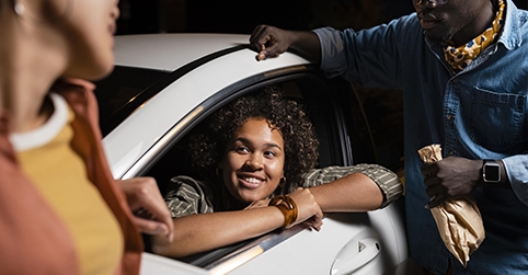 transferência de veículo PR - imagem de pessoas em carro