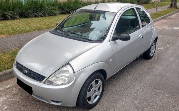Ford Ka GL 2003 estacionado em uma rua