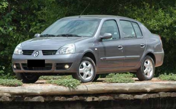 Renault Clio Sedan 2005 em uma ponte
