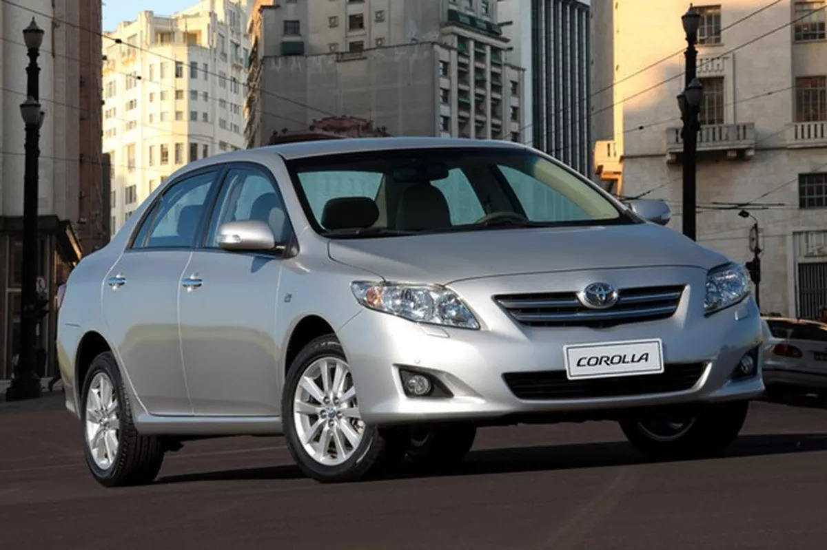 Imagem de um Toyota Corolla 2010 em uma rua