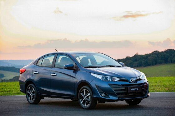 Imagem de um Yaris Sedan 2019 azul