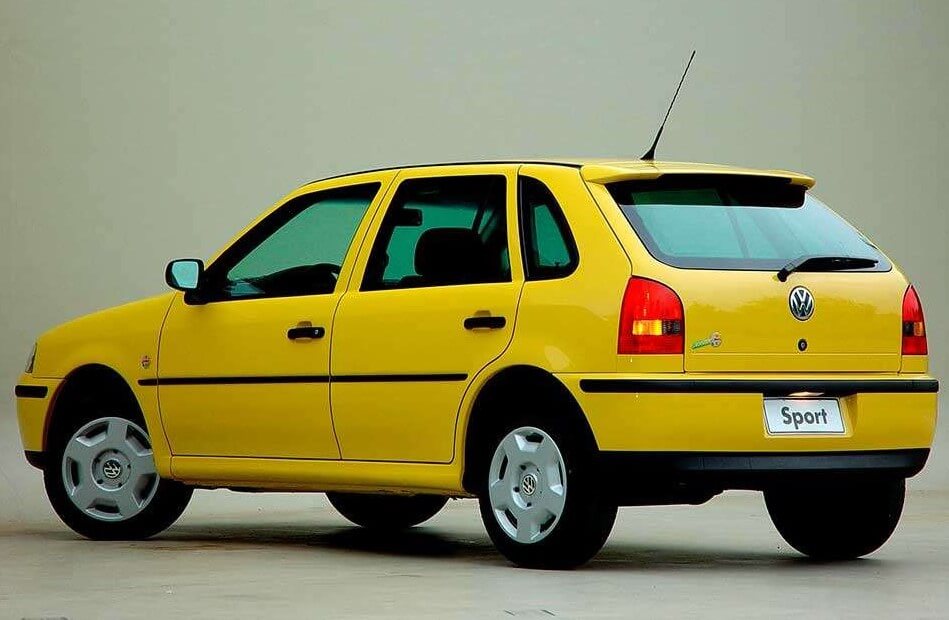 Volkswagen Gol G3 amarelo visto de trás