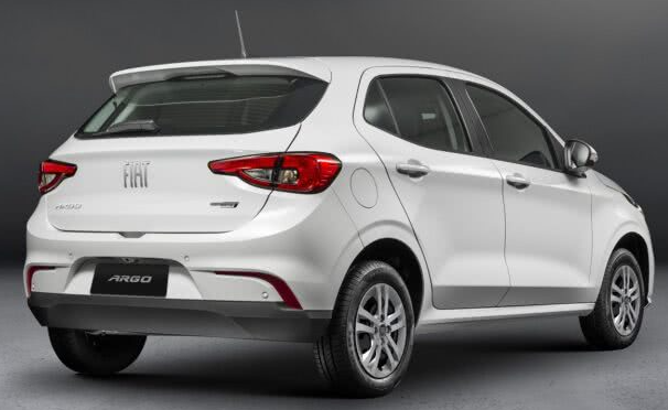 Foto feita em estúdio mostrando a traseira de um Fiat Argo Drive 2020 branco