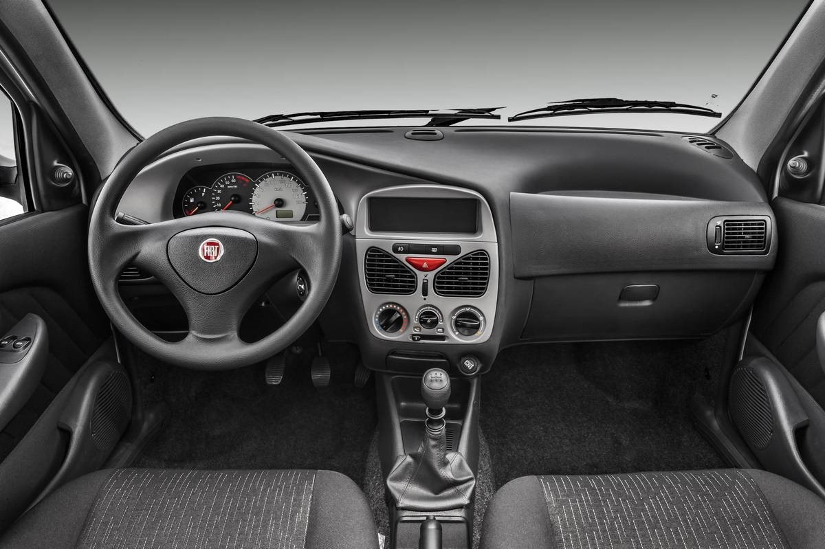 Foto da cabine do Fiat Palio Economy 2011.