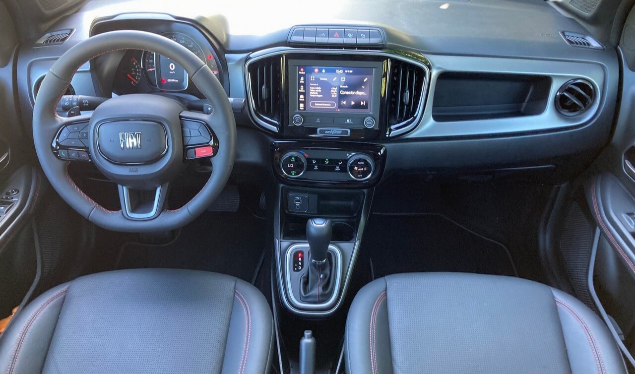 Interior do Fiat Strada 2024 Ultra