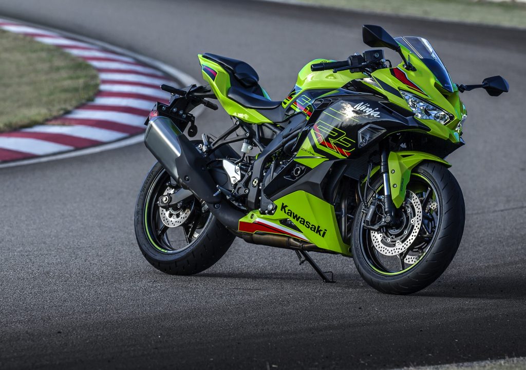 Kawasaki Ninja ZX-4R 2024 estacionada na pista.