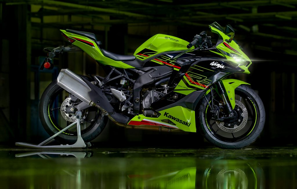 Kawasaki Ninja ZX-4R 2024 em um perfil lateral impressionante.