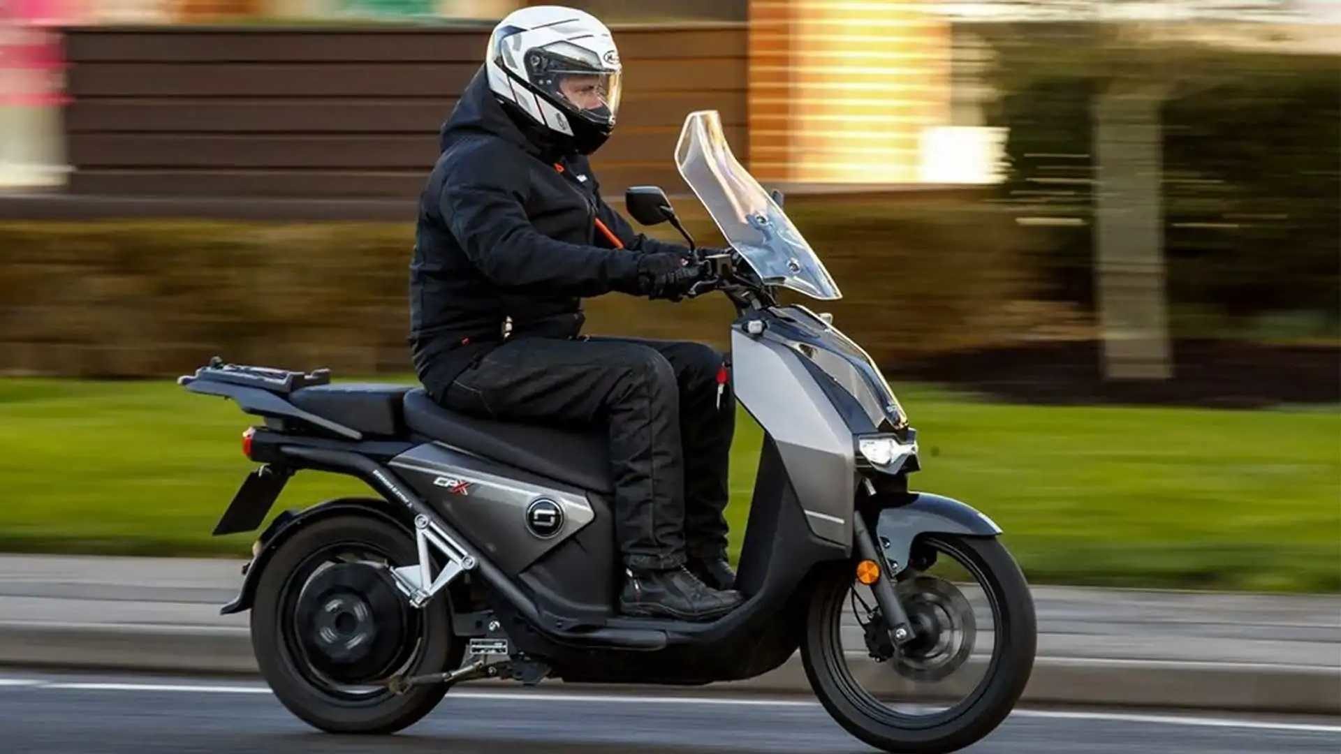 Foto da VMoto CPX andando na rua.