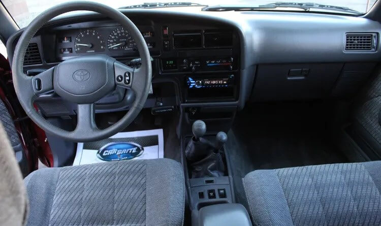 Painel, volante, console central e assentos do Hilux SW4 G1.