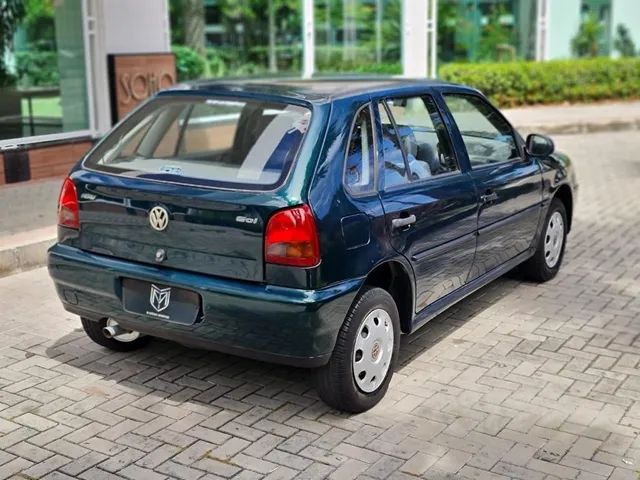 Foto traseira do Volkswagen Gol 16v 1999, exibindo o porta-malas e a lateral do passageiro