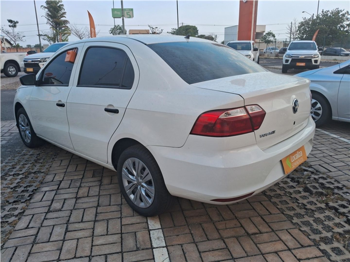 Foto traseira do Volkswagen Voyage 2023, exibindo o porta-malas e a lateral do motorista.