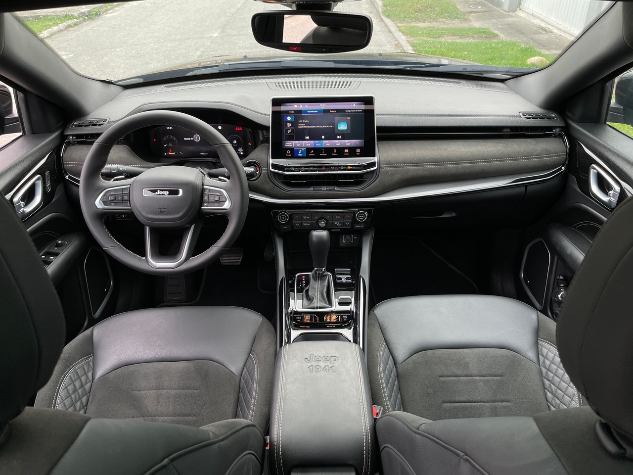 Painel interno do Jeep Compass Blackhawk 2025
