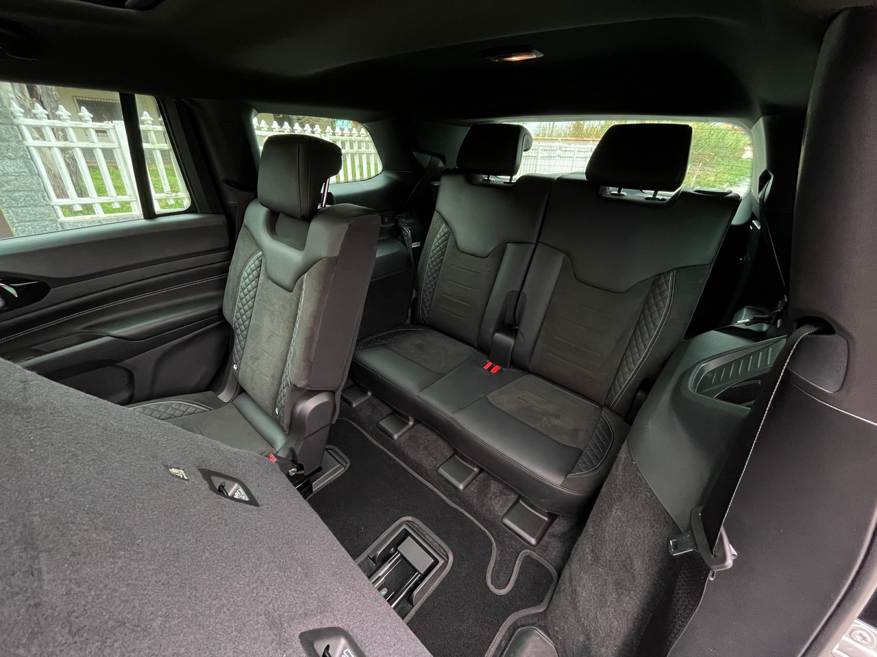 Terceira fileira de bancos do Jeep Compass Blackhawk 2025