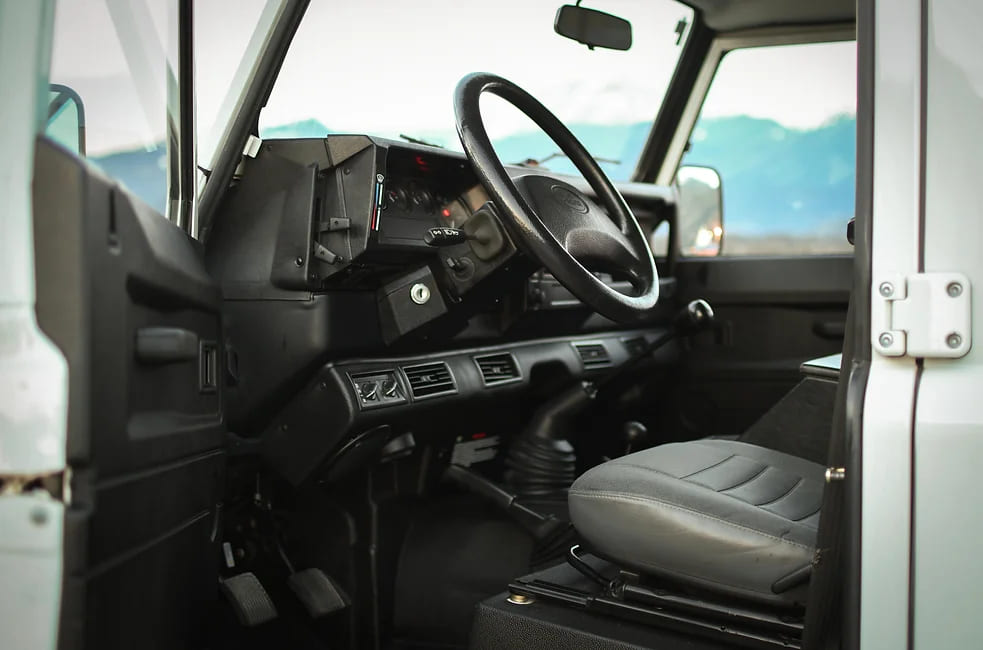 Interior do Land Rover Defender 130 2006