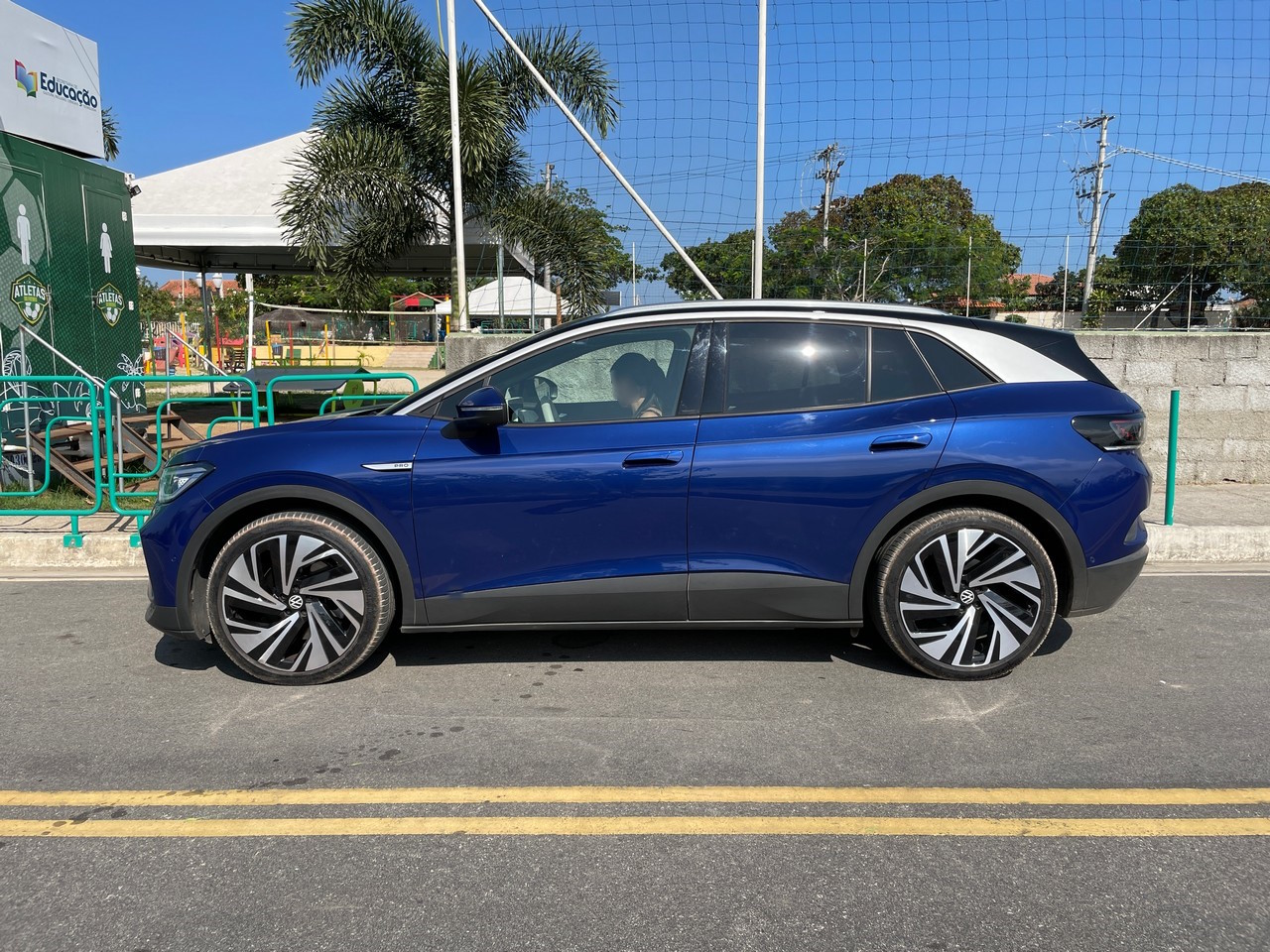 Foto exibindo toda a lateral do Volkswagen ID.4.