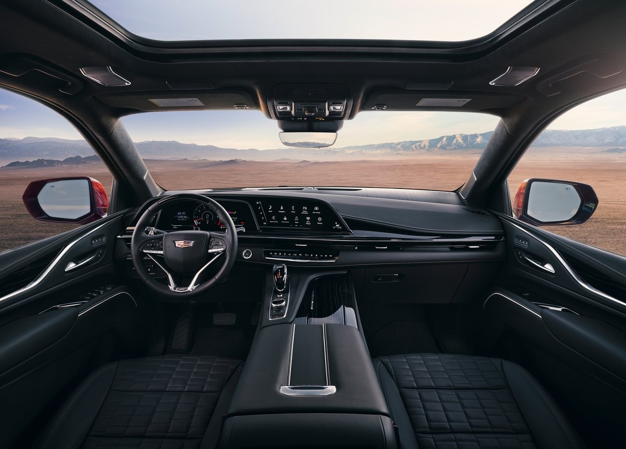 Foto interna do Cadillac Escalade V 2023, exibindo o display digital de 38 polegadas, console central e parte dos bancos.