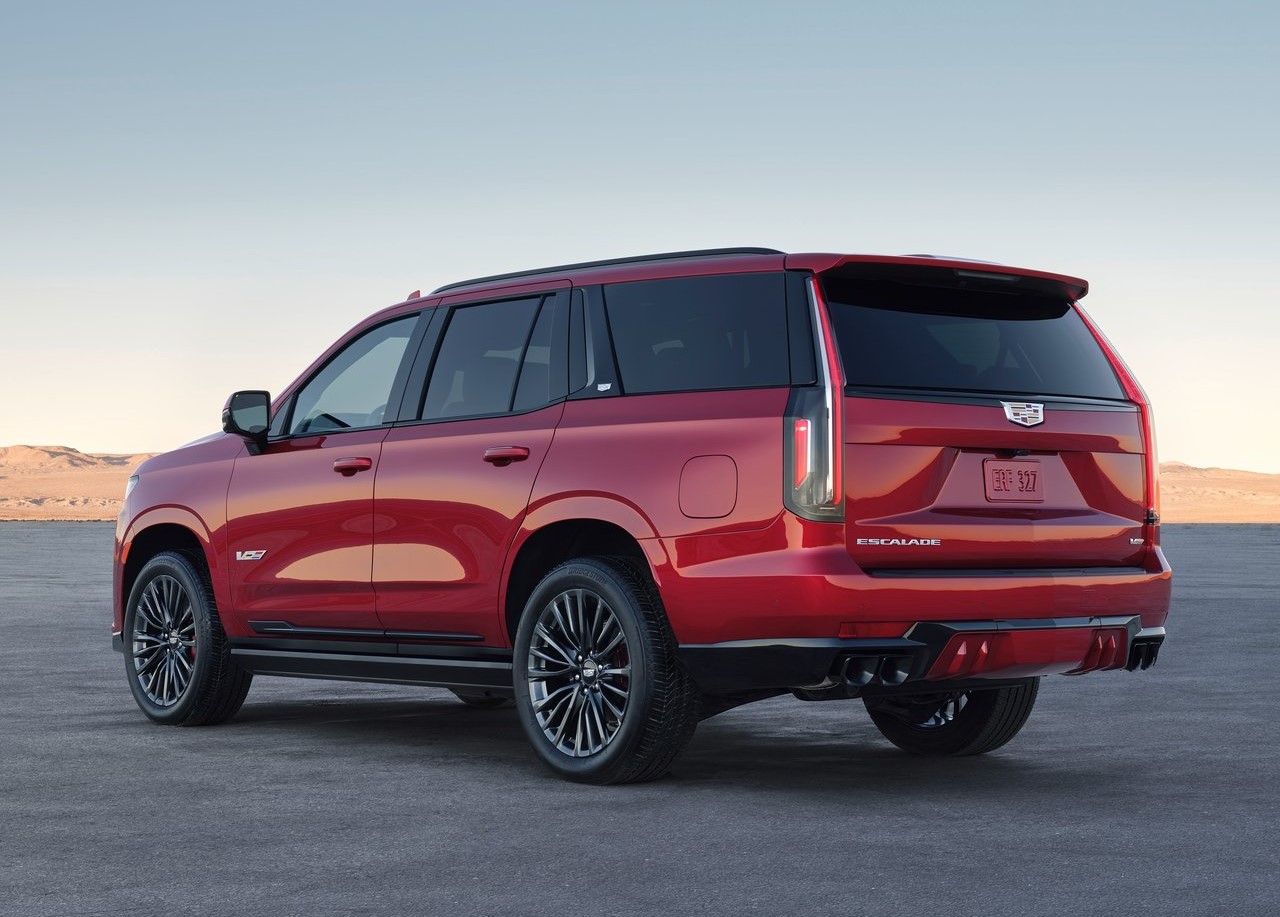 Foto traseira do Cadillac Escalade V 2023, exibindo o porta-malas e a lateral do motorista.