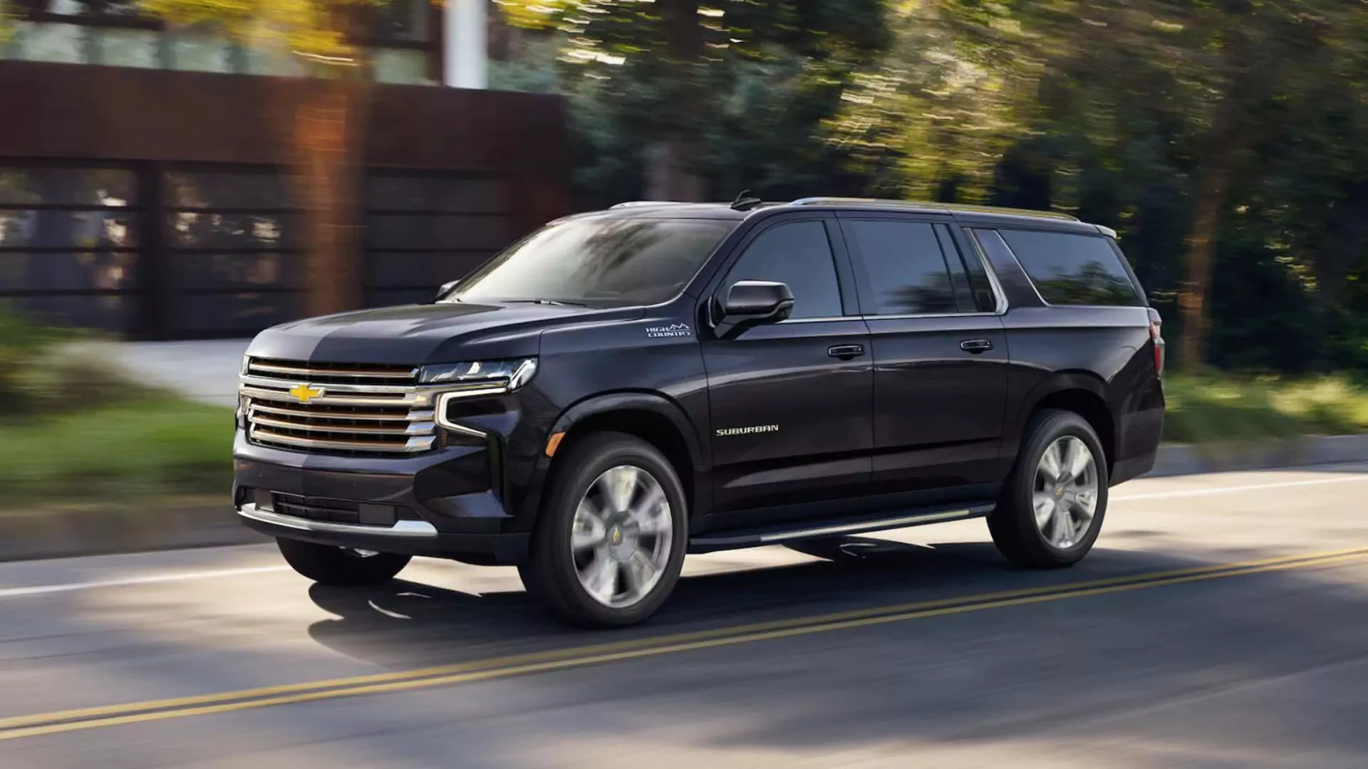 Foto do Chevrolet Suburban High Country 2024 trafegando na rua.