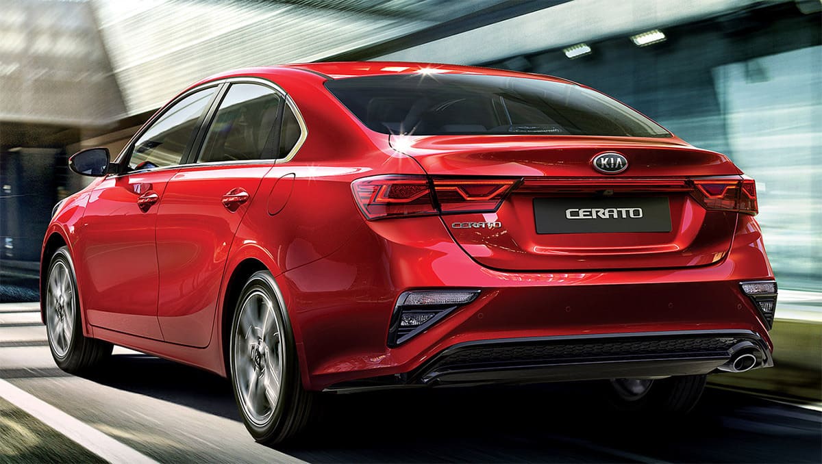 Foto traseira do Kia Cerato 1.6 Flex AT 2015, exibindo a tampa do porta-malas e a lateral do motorista.