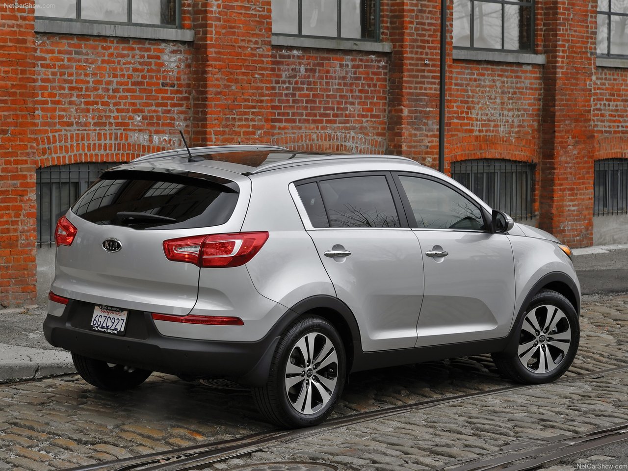 Foto traseira do Kia Sportage, exibindo o porta-malas e a lateral do passageiro.